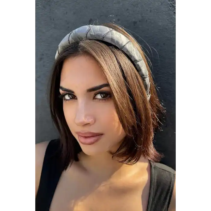 Gri Renk Taş Detaylı Taç