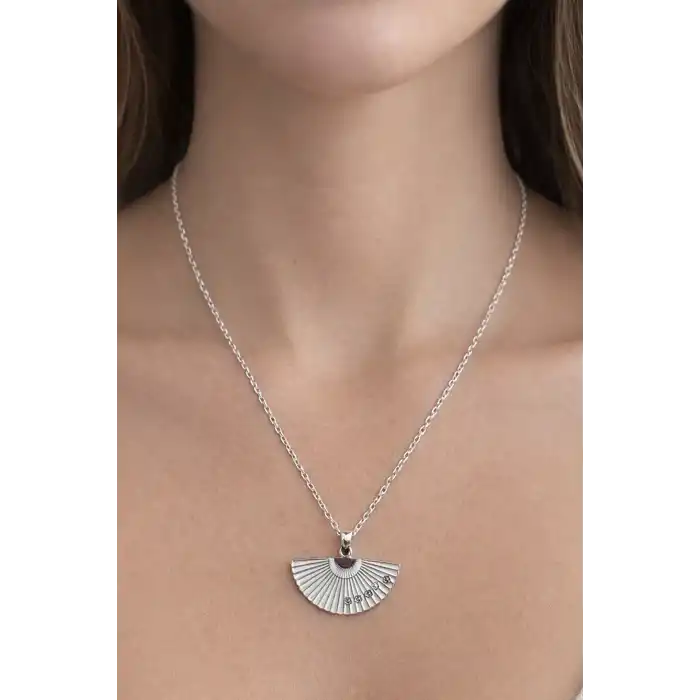 Gümüş Renk Beyaz Yelpaze Figürlü Çelik Kolye