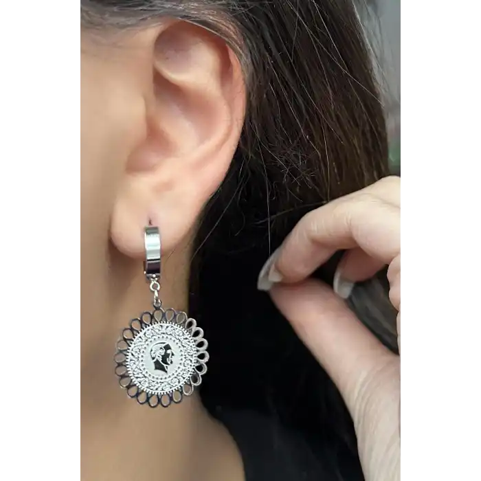 Gümüş Renk Çeyrek Figürlü Çelik Küpe (Çift)