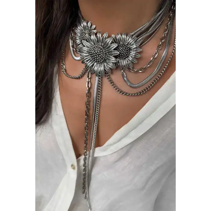 Gümüş Renk Çiçek Figürlü Tasarım Kolye