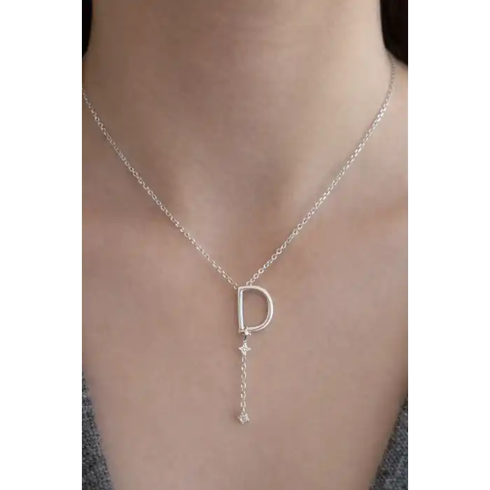 Gümüş Renk D Harfli Taş Detaylı Çelik Kolye