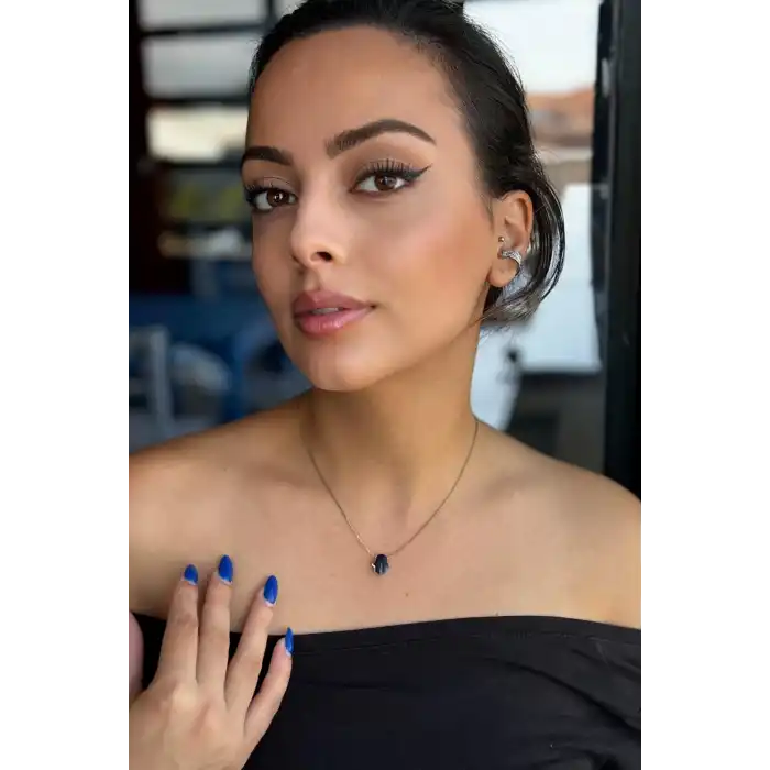 Gümüş Renk El Figürlü Kolye