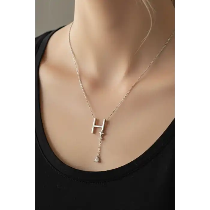 Gümüş Renk H Harfli Taş Detaylı Çelik Kolye