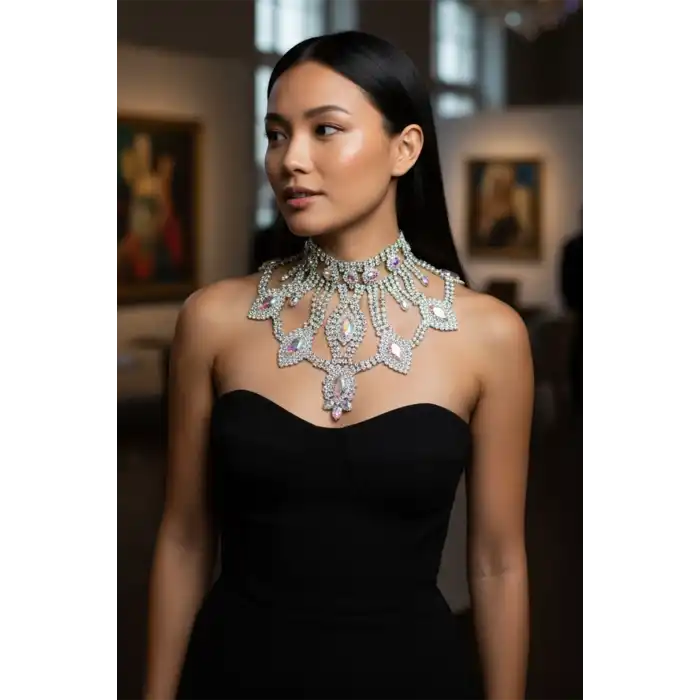 Gümüş Renk Hologram Taş Detaylı Tasarım Abiye Kolye