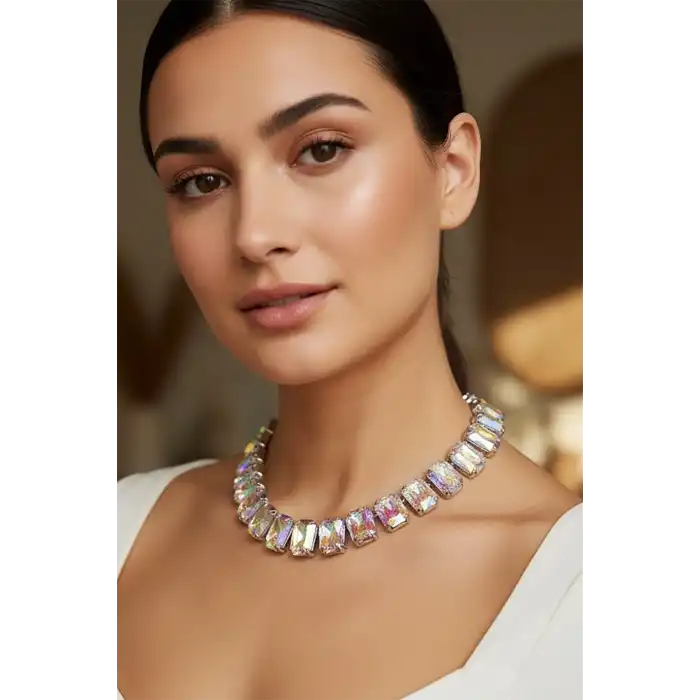 Gümüş Renk Hologram Taş Detaylı Tasarım Abiye Kolye