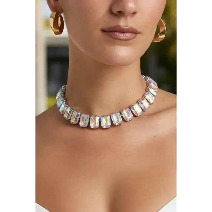 Gümüş Renk Hologram Taş Detaylı Tasarım Abiye Kolye