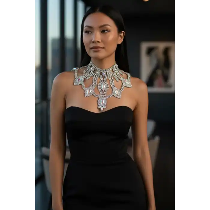 Gümüş Renk Hologram Taş Detaylı Tasarım Abiye Kolye