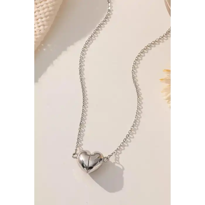 Gümüş Renk İkiye Ayrılan Mıknatıslı Kalp Figürlü Çelik Kolye