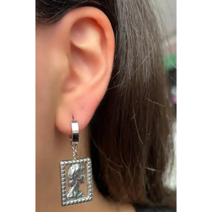 Gümüş Renk Kadın Figürlü Çelik Küpe (Çift)