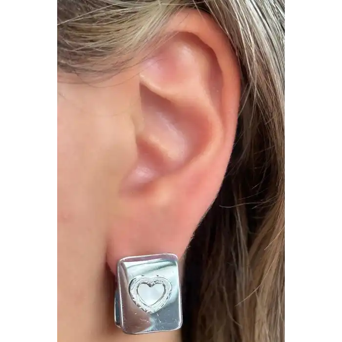 Gümüş Renk Kalp Detaylı Çelik Küpe (Çift)