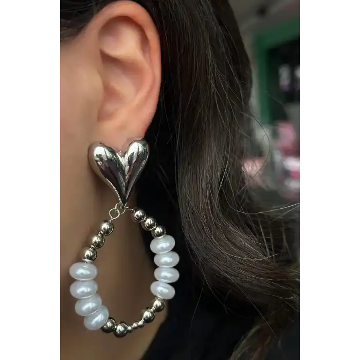 Gümüş Renk Kalp Figürlü İnci Detaylı Abiye Küpe (Çift)