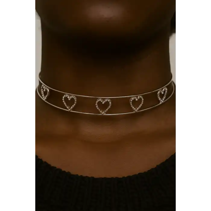 Gümüş Renk Kalp Figürlü Taş Detaylı Choker Kolye