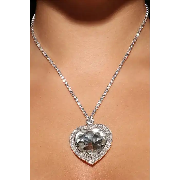 Gümüş Renk Kalp Figürlü Taş Detaylı Tasarım Abiye Kolye