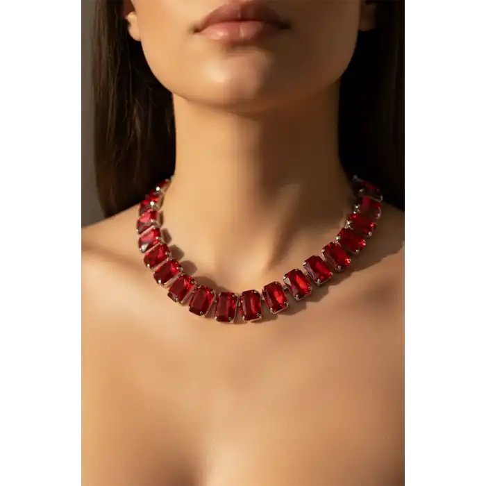 Gümüş Renk Kırmızı Taş Detaylı Tasarım Abiye Kolye