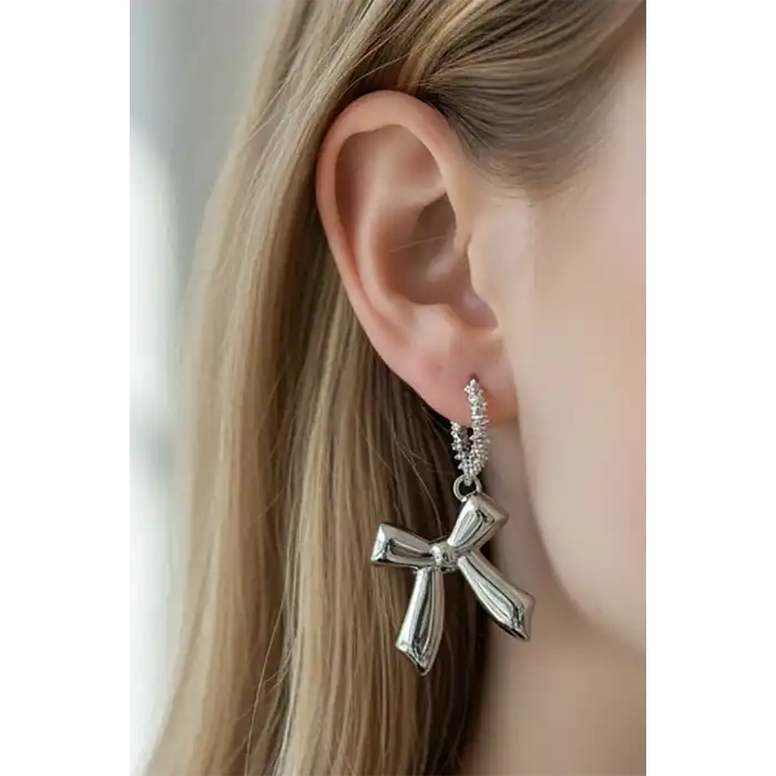 Gümüş Renk Kurdele Figürlü 14K Altın Kaplama TX Küpe (Çift)