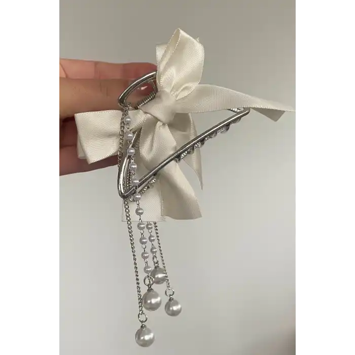 Gümüş Renk Kurdele Figürlü İnci Detaylı Metal Mandal Toka