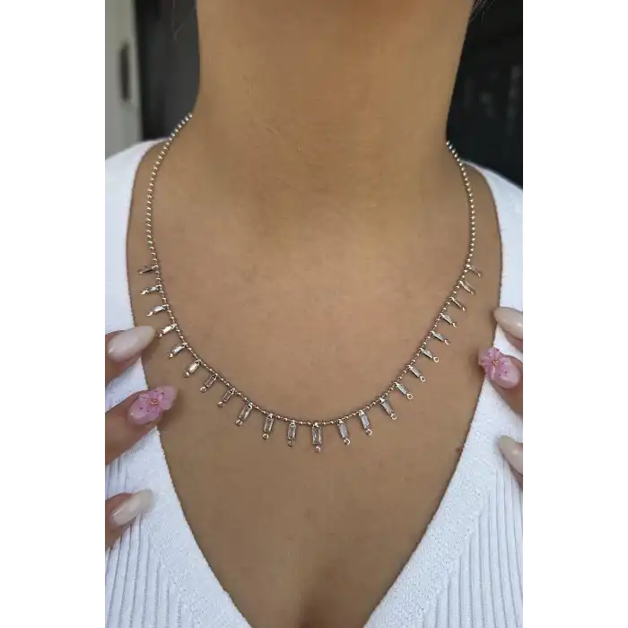 Gümüş Renk Taş Detaylı Kolye