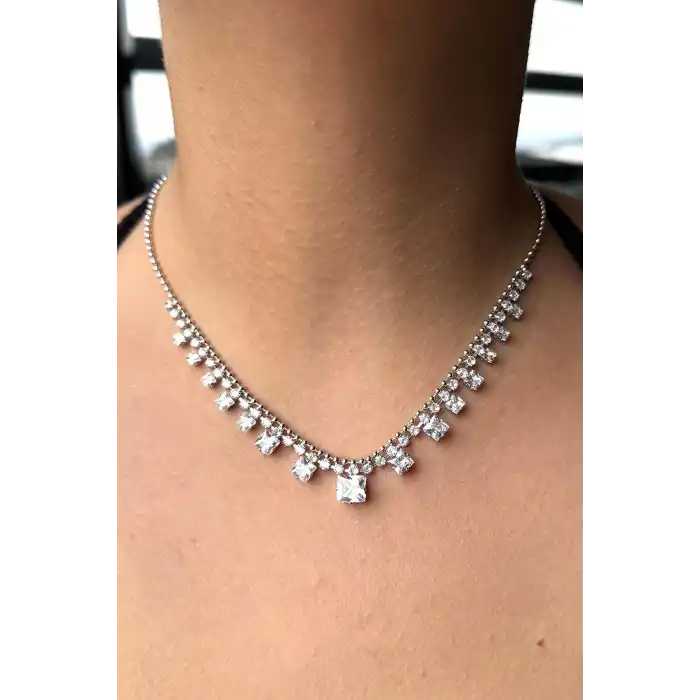 Gümüş Renk Taş Detaylı Kolye