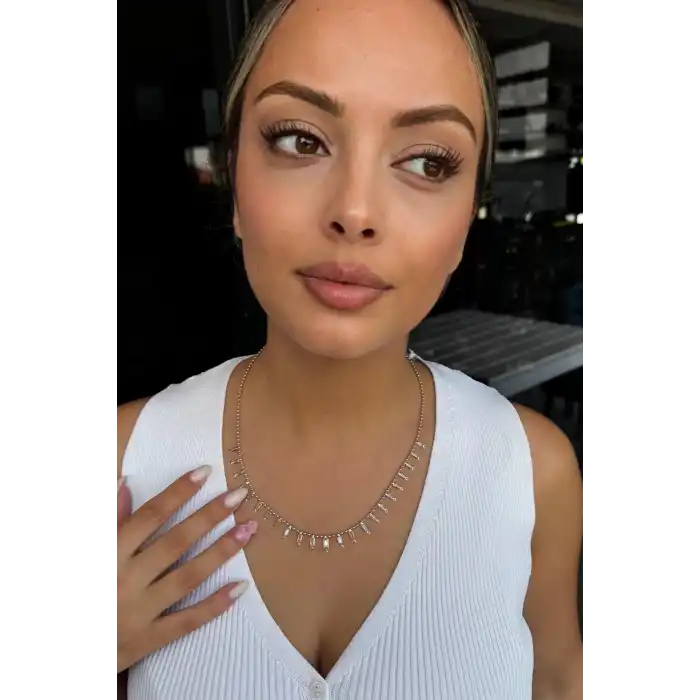 Gümüş Renk Taş Detaylı Kolye