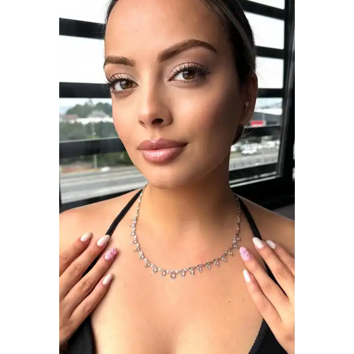 Gümüş Renk Taş Detaylı Kolye