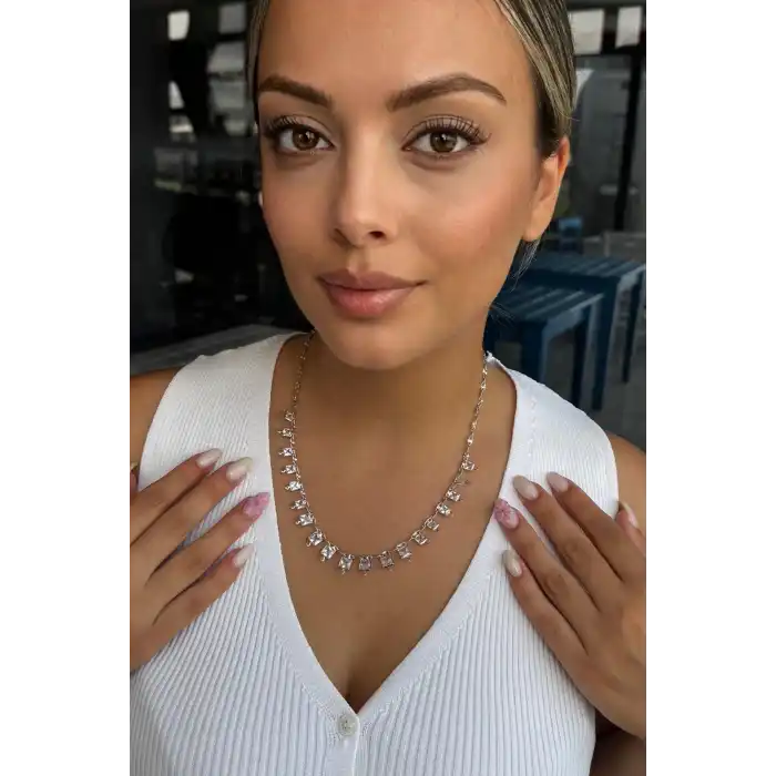 Gümüş Renk Taş Detaylı Kolye