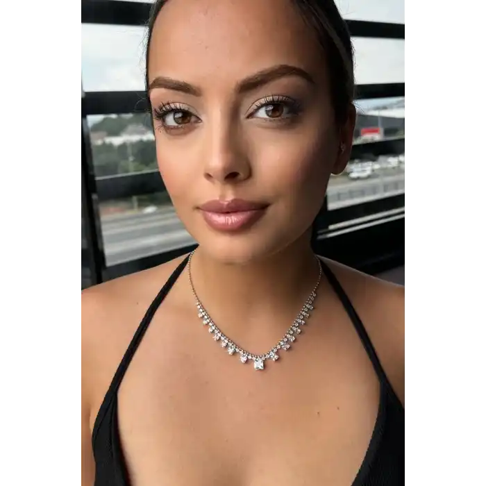 Gümüş Renk Taş Detaylı Kolye