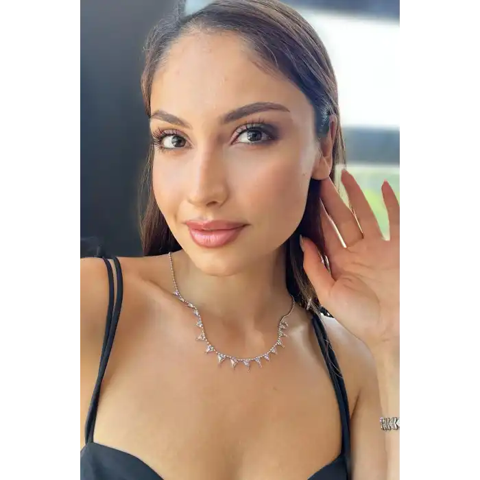 Gümüş Renk Taş Detaylı Kolye