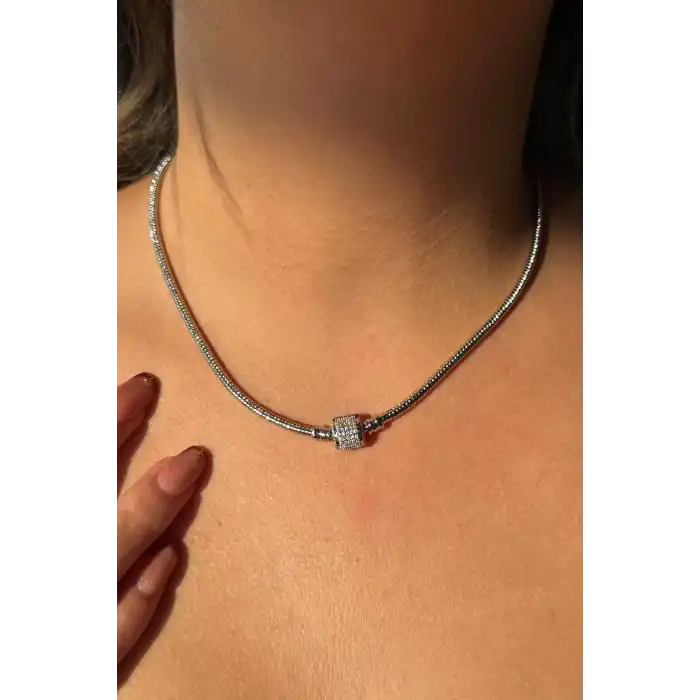 Gümüş Renk Taş Detaylı Kolye