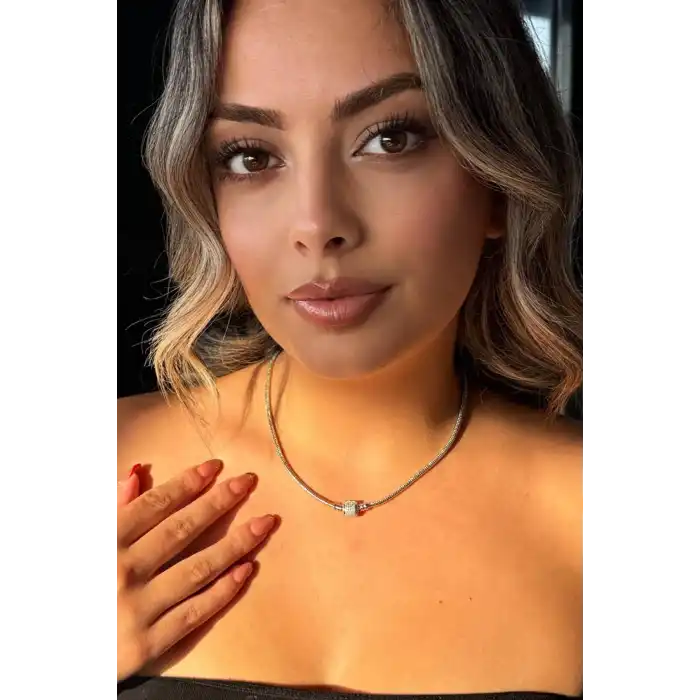 Gümüş Renk Taş Detaylı Kolye