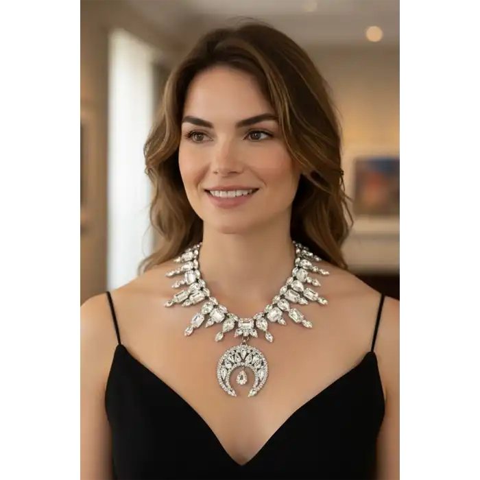 Gümüş Renk Taş Detaylı Tasarım Abiye Kolye