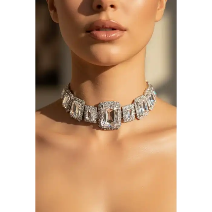 Gümüş Renk Taş Detaylı Tasarım Abiye Kolye