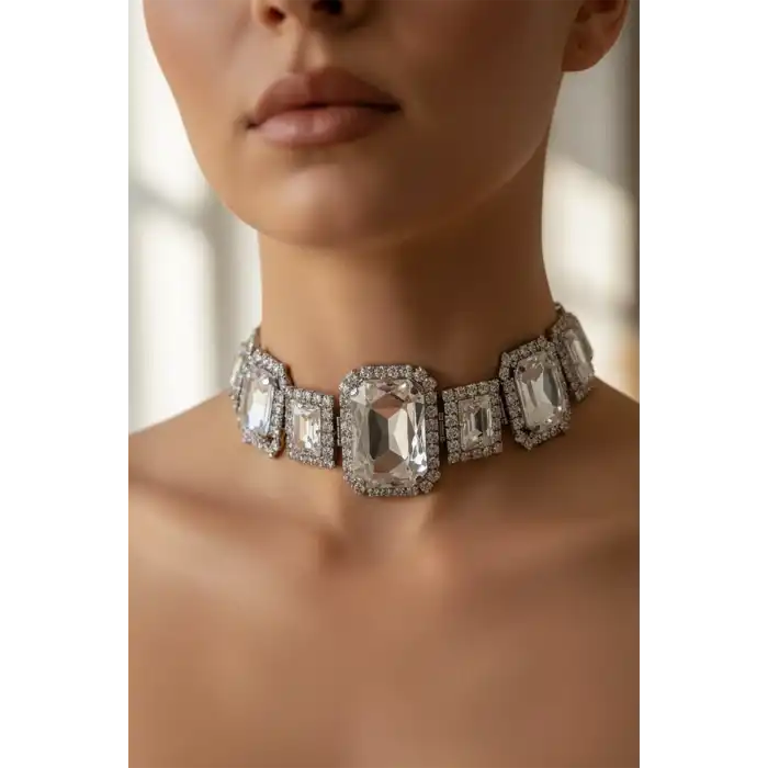 Gümüş Renk Taş Detaylı Tasarım Abiye Kolye