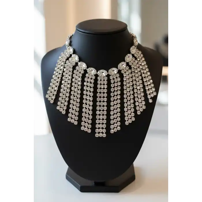 Gümüş Renk Taş Detaylı Tasarım Abiye Kolye