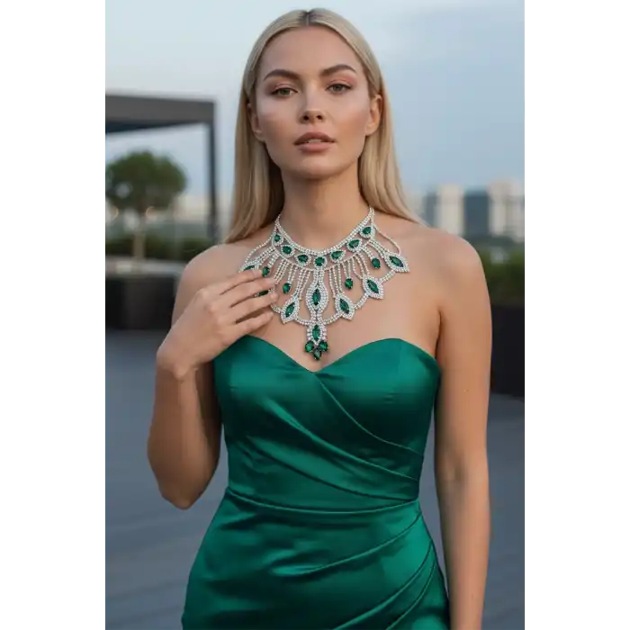 Gümüş Renk Yeşil Taş Detaylı Tasarım Abiye Kolye