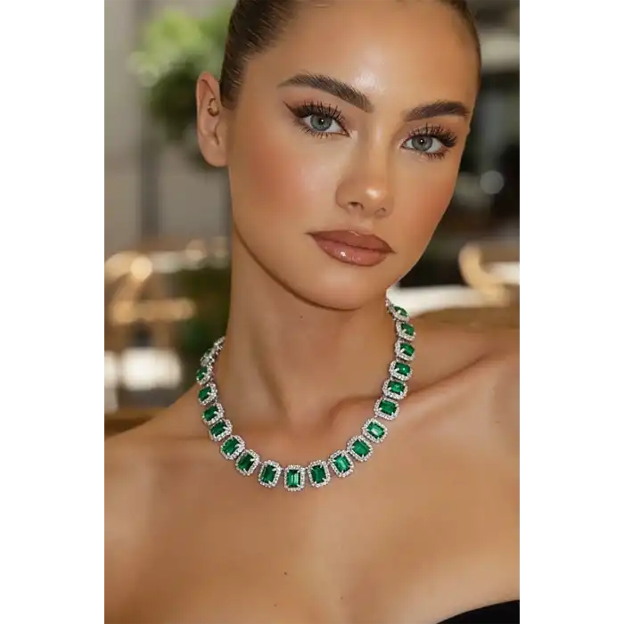 Gümüş Renk Yeşil Taş Detaylı Tasarım Abiye Kolye