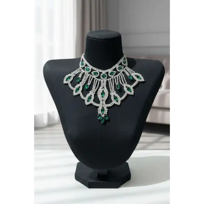 Gümüş Renk Yeşil Taş Detaylı Tasarım Abiye Kolye