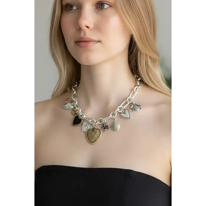 Gümüş Ve Altın Renk Charmlı Tasarım Kolye