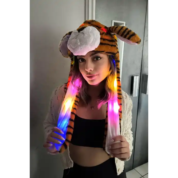 Kahverengi Kaplan Figürlü Işıklı Kulakları Oynayan Peluş Şapka