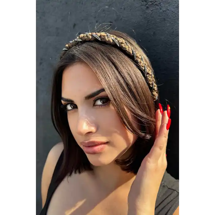 Kahverengi Taş Detaylı Taç