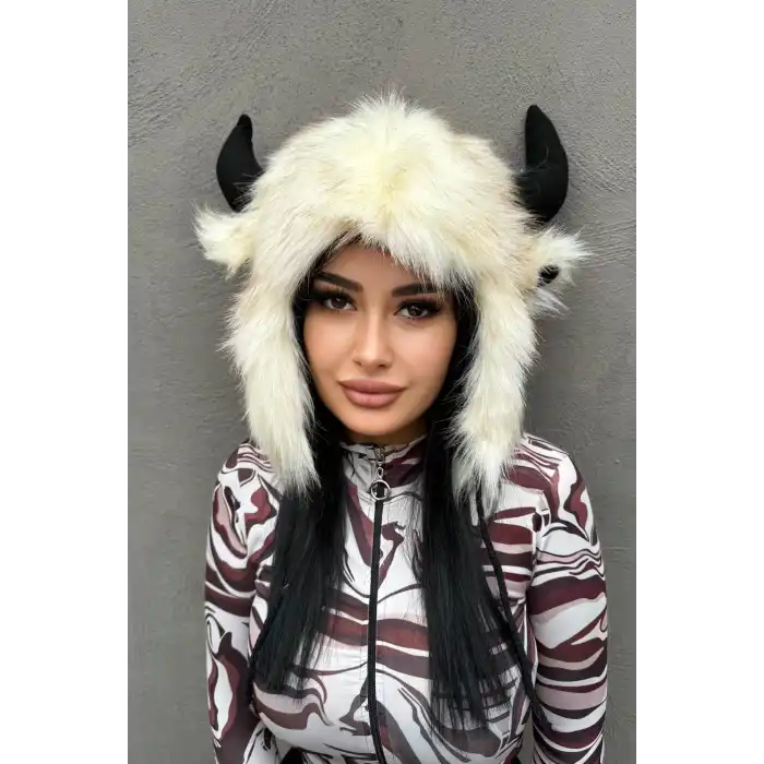 Krem Renk Boynuz Detaylı Peluş Şapka