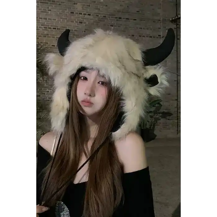 Krem Renk Boynuz Detaylı Peluş Şapka