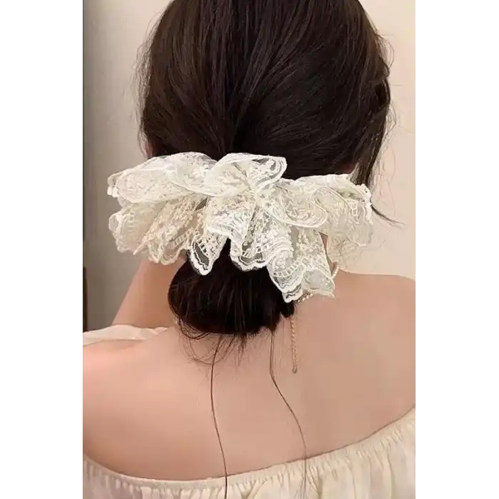 Krem Renk Dantel Detaylı Simit Toka