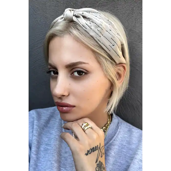 Krem Renk Düğüm Detaylı Taşlı Taç