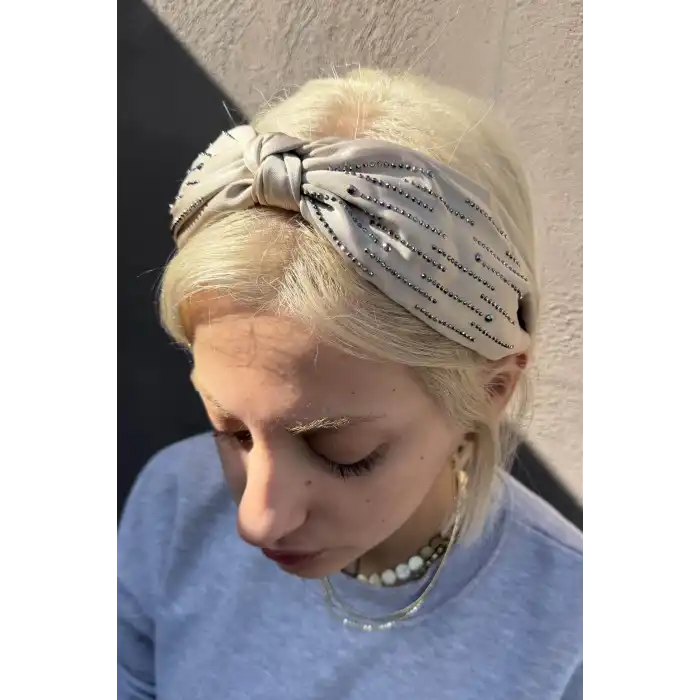 Krem Renk Düğüm Detaylı Taşlı Taç