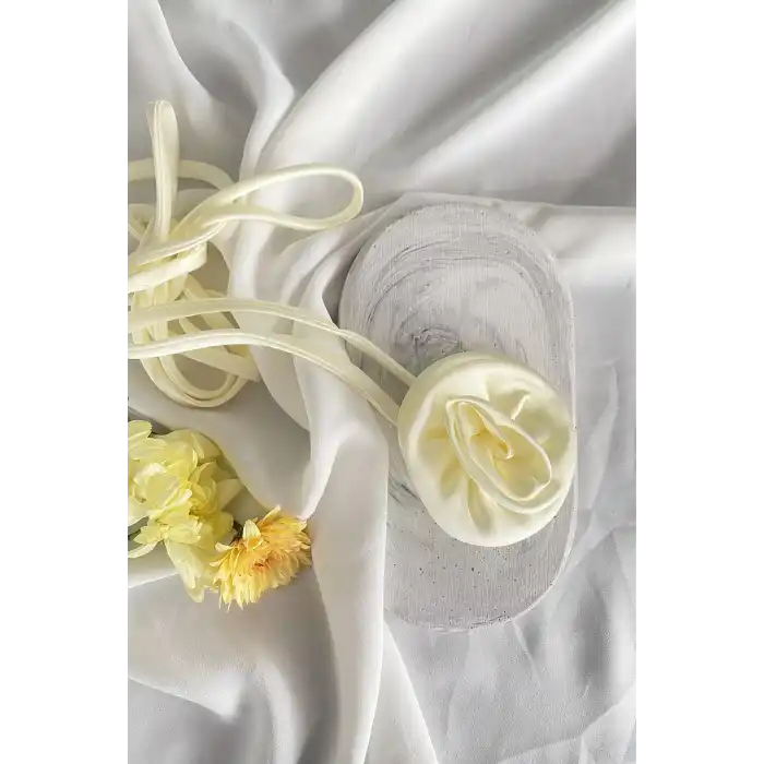 Krem Renk Gül Detaylı Choker Kolye