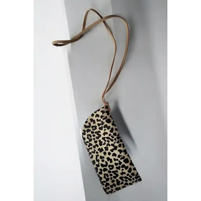 Krem Renk Leopar Desenli Boyundan Asmalı Gözlük Kılıfı