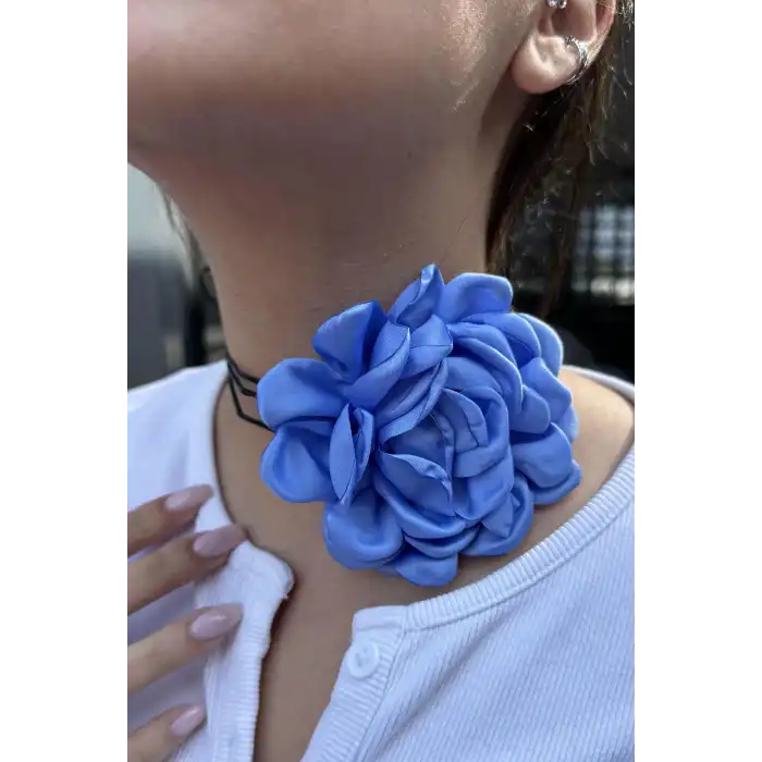 Mavi Renk Gül Detaylı İpli Choker Kolye