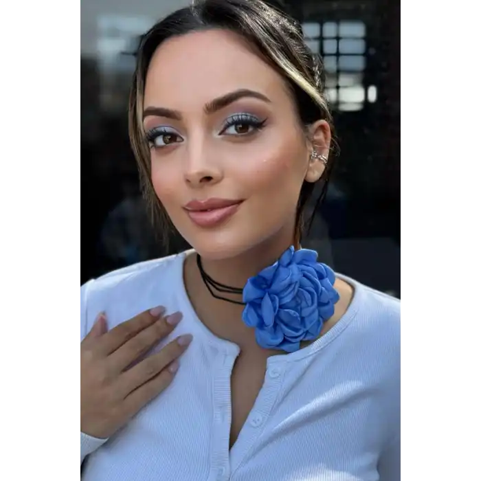 Mavi Renk Gül Detaylı İpli Choker Kolye
