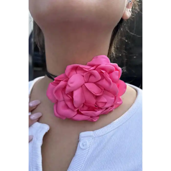 Pembe Renk Gül Detaylı İpli Choker Kolye