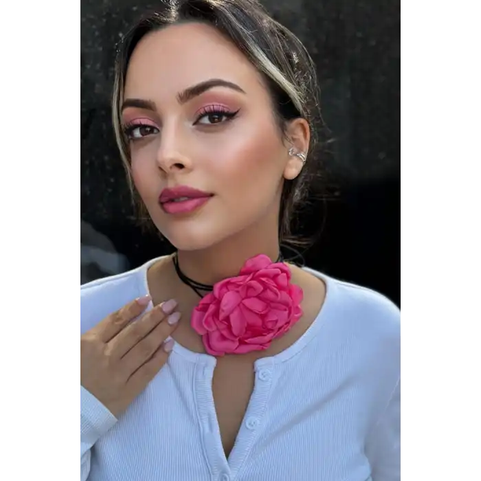 Pembe Renk Gül Detaylı İpli Choker Kolye